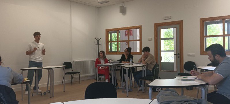 A través de la materia de FOPP(formación y orientación personal y profesional),han demostrado que nadie debate como los alumnos de IES Calderón de la Barca ganado 3/3 debates en esta primera fase del @xvtorneodebate de la Comunidad de Madrid.
Pasamos a los octavos de final!!🎉