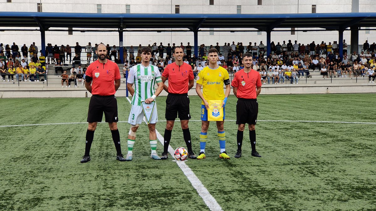 📸 | El presidente @arencibiajj, el presidente del Comité Técnico de Entrenadores Claudio Morera y el Técnico Territorial RFEF @MiguelGlez90 presentes en el partido de Copa de Campeones Juvenil entre @UDLP_Cantera y @RBetisCantera #FútbolCanario | @futboljuvenil_