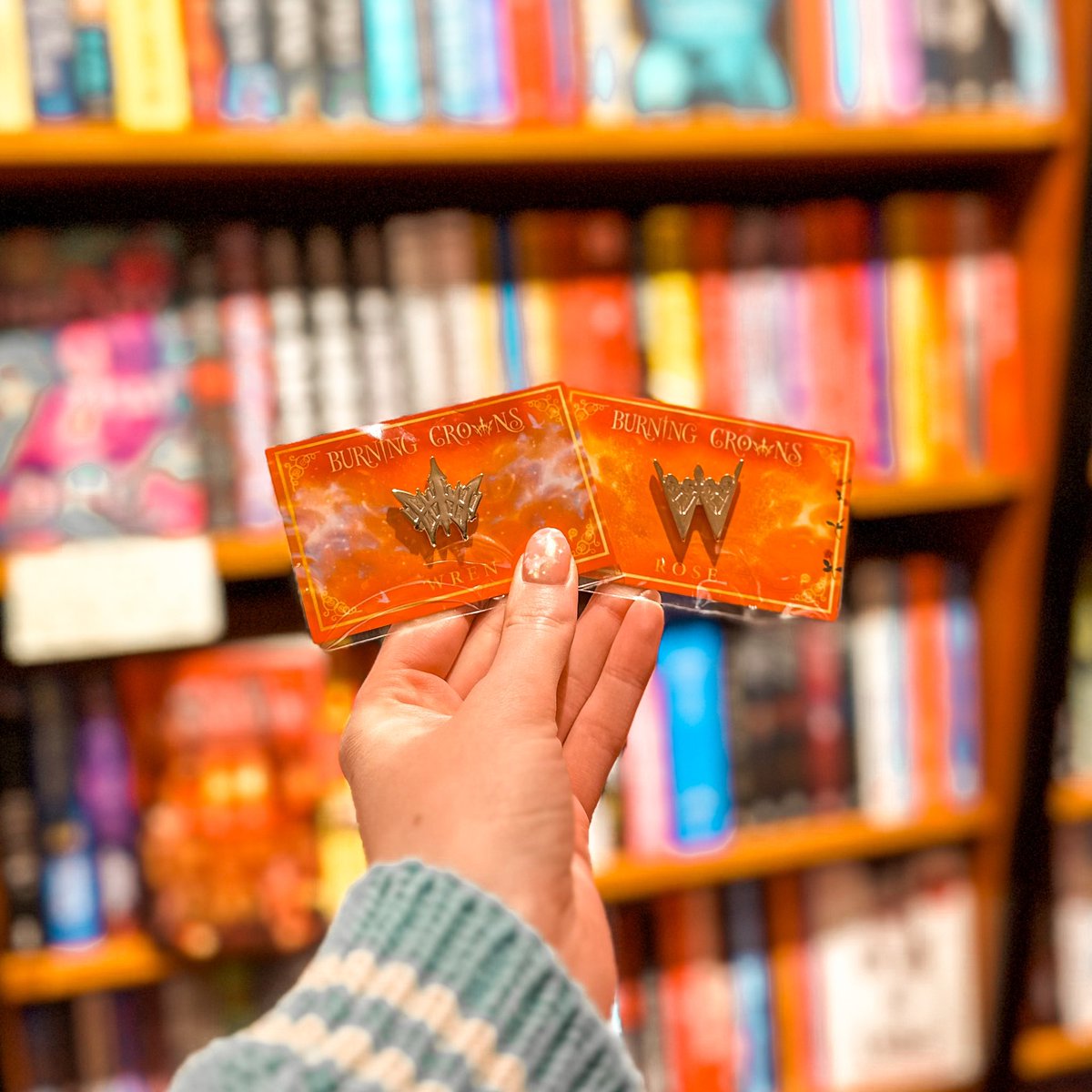 Burning Crowns, the final instalment to the electric Twin Crowns trilogy is here! 👑

Whilst stocks last, we have beautiful Wren or Rose pin badges to give away with purchase!

#waterstonesnorthallerton #northallerton #lovenorthallerton #waterstones #twincrowns
