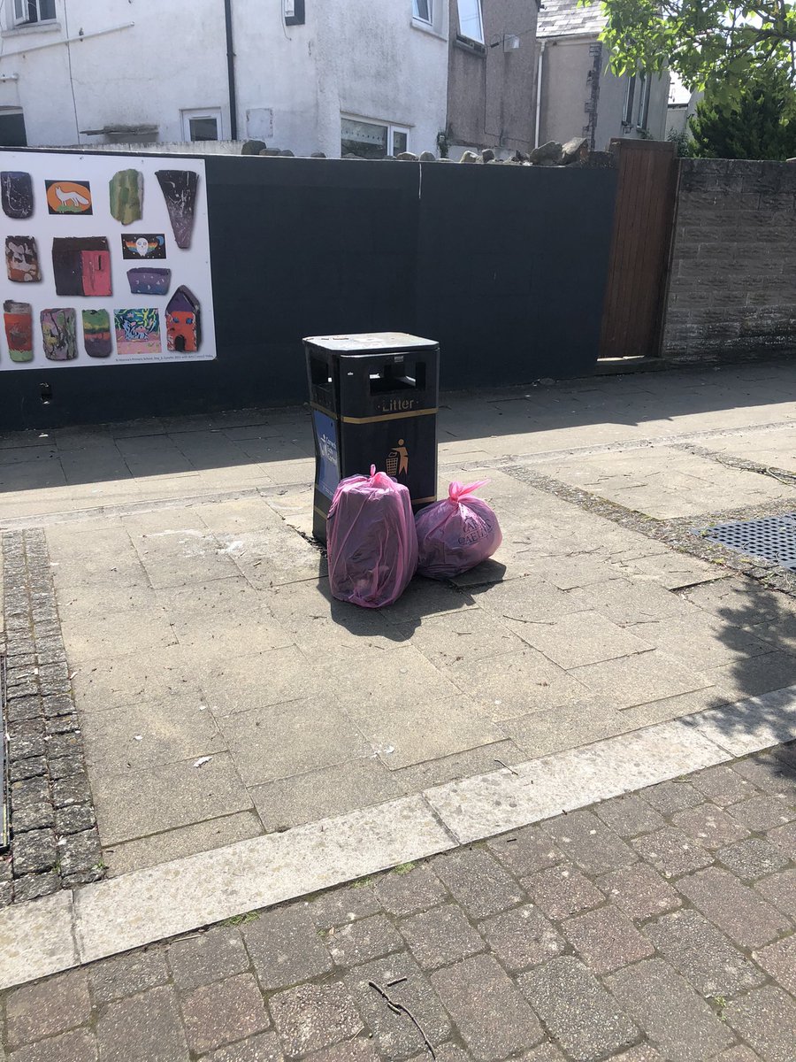Lovely day for a stroll and a pick.  
Cathays not at its worst, but still enough to keep a small group of volunteers busy.  

Nice to see a few residents out in local areas too.  👍👍