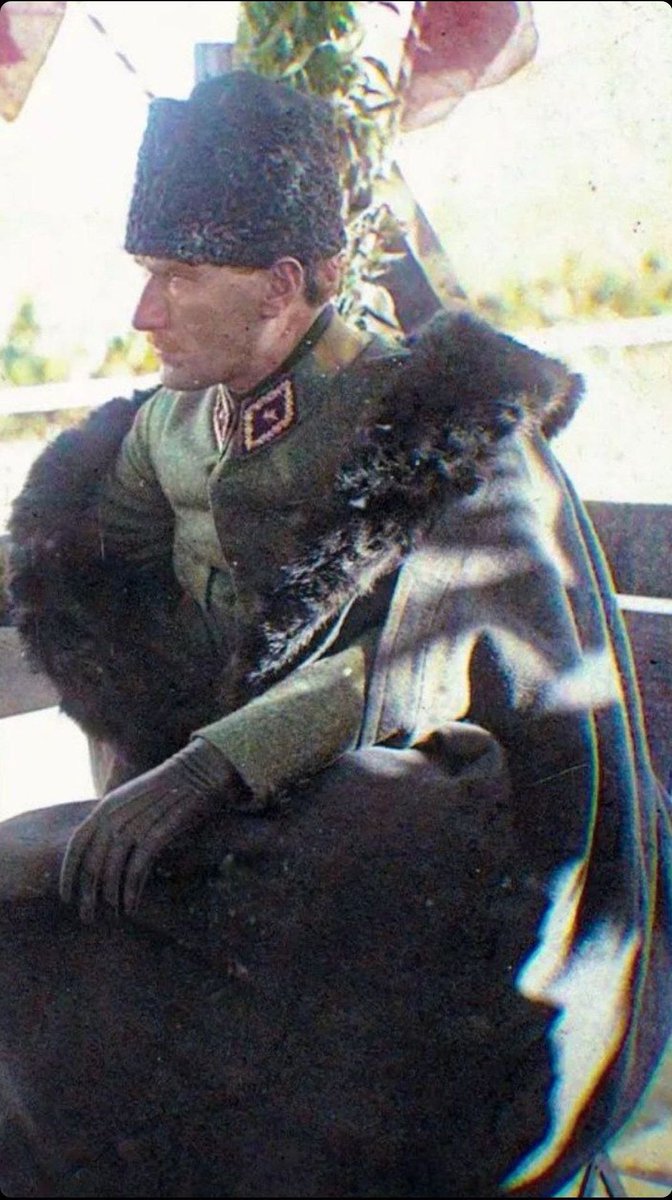 11 Mayıs 1920.
104 yıl önce bugün, İstanbul Hükümeti tarafından Mustafa Kemal hakkında idam fermanı çıkarıldı.

O, boynunda idam fermanıyla mağlub denilen bu toprakları Türklere vatan yaptı.
Var olsun Gazi Mustafa Kemal Paşa! 🇹🇷