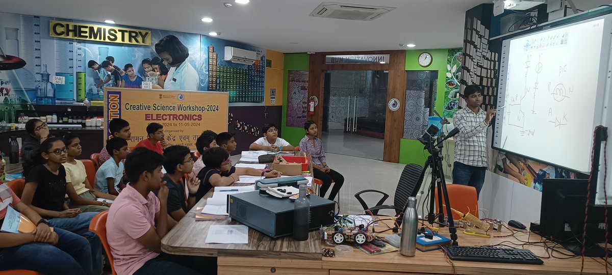 The 1st batch of VCSW - Electronics & Robotics has started at RSC, Nagpur (Vacation Creative Science Workshops) for 30 students. The duration is 6 to 11 May'24.. @MinOfCultureGoI @arjunrammeghwal @M_Lekhi @secycultureGOI @rohitksingh @LilyPandeya @ncsmgoi @AmritMahotsav