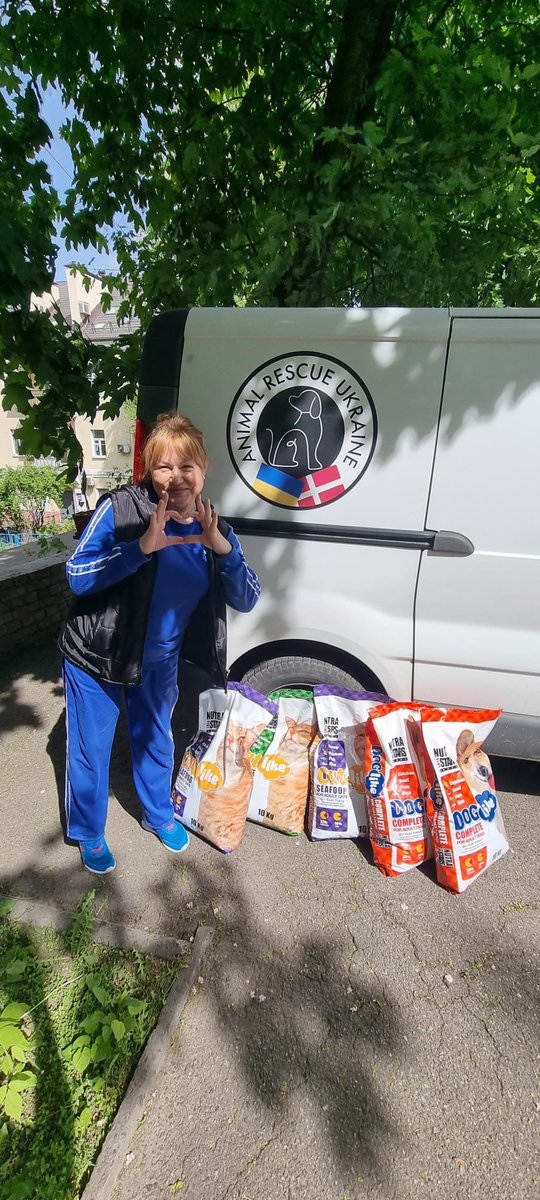 THANK YOU DONORS ❤️🙏 We just delivered a batch of feed from your donations, to our volunteer friends in #Kyiv 🇺🇦 Animal feed is always needed here in #Ukraine Please consider a donation, so we can continue to support animals in need! Donate here: linktr.ee/animalrescueUA