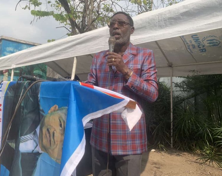 pepele_news's tweet photo. 🔴 PEPELE-DIRECT | Suspendu il y'a quelque jours, Francis #Kalombo démissionne de son poste de coordonnateur d'Ensemble pour la ville de Kinshasa et affirme qu'il reste le porte-parole adjoint de Moïse #Katumbi. Kalombo s'est attaqué ouvertement au SG de son parti qui ne serait pas populaire et méconnu du grand public. #RDC #Politique @pepele_news