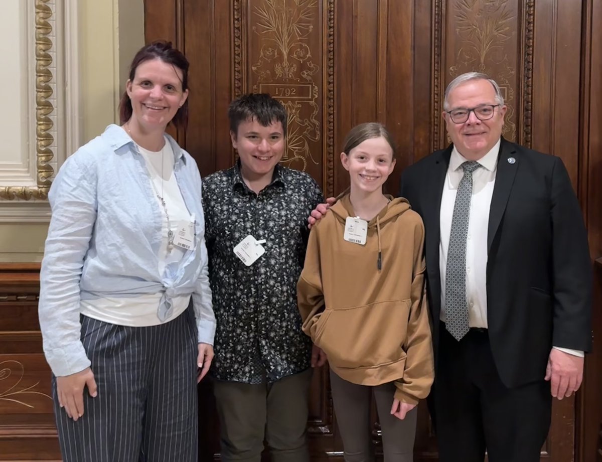 luc_provencal's tweet photo. 08/05/24 : De la belle visite à l’#assnat! Championne #chaudapp niveau primaire (5e & 6e années) 33e #dicteepgl, Morgane Labonté et sa famille, à mon invitation, ont visité la «Maison du peuple». Bonne chance pour la finale internationale le 19 mai prochain. #beaucenord #lotbfr https://t.co/do146DLISn