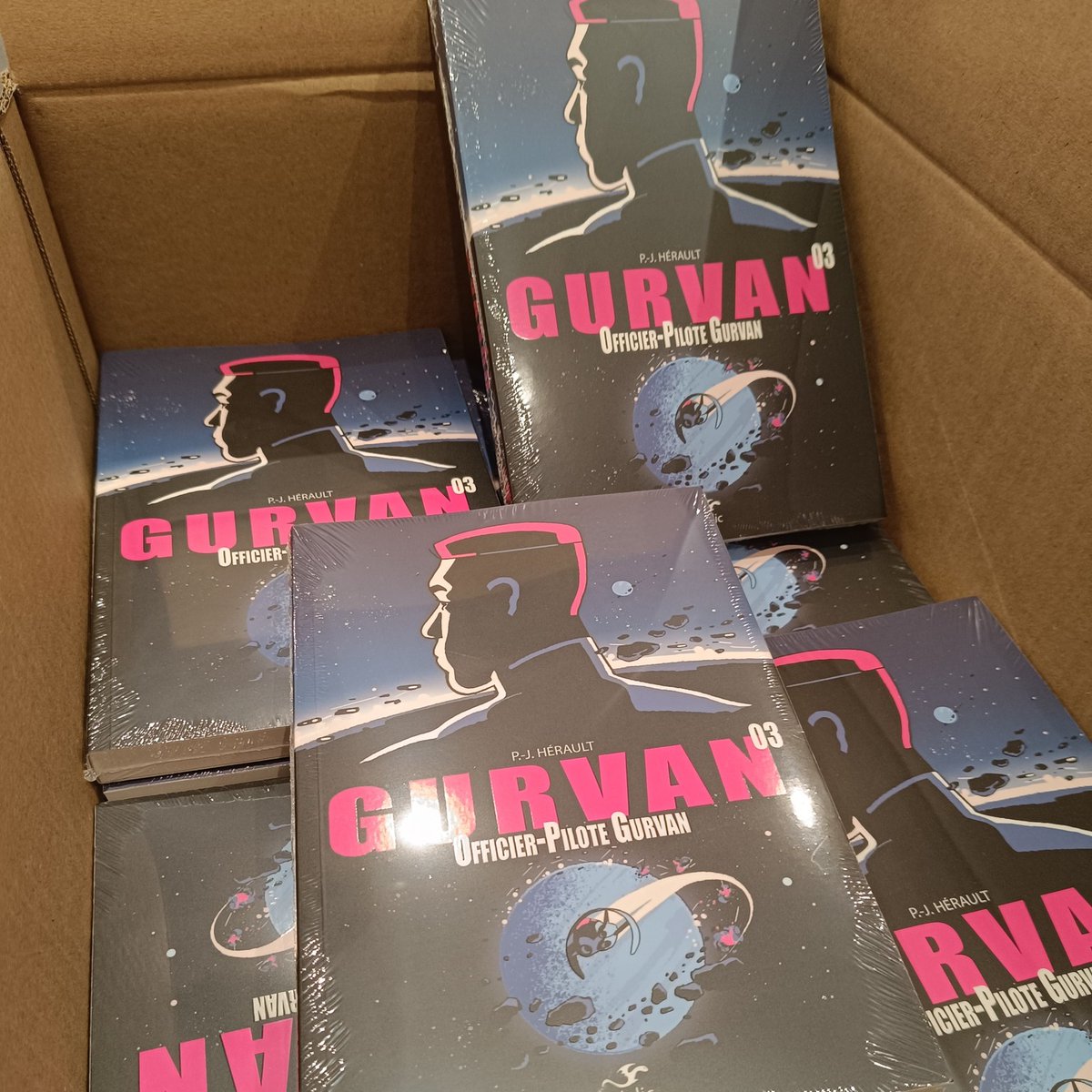 Tout beau tout neuf, et tout juste sorti des cartons. Le dernier tome de la trilogie Gurvan, de P-J Hérault, a hâte de sortir de sa boîte pour que vous découvriez la conclusion de cette série interstellaire et humaniste 🚀 Le 31 mai en librairie ! Illustration de Vincent Roché