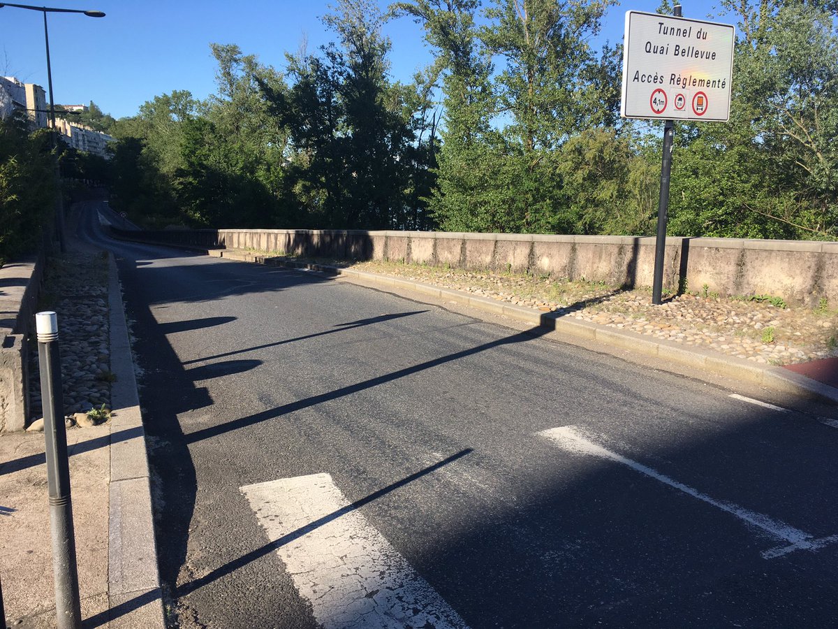 Le périphérique Nord a Lyon est fermé du 8 au 12 mai. De ce fait, de nombreuses avenues et voies d’accès sont désertées. Et le quartier Saint Clair à Caluire est tout d’un coup très calme, délesté de tout ce trafic de transit.