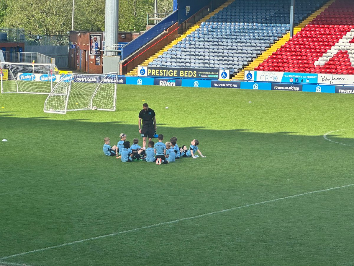 ⚽️ After a great night at the Foundation Phase awards last night the Under-8's were straight back into action today taking on Blackburn Rovers at Ewood Park. 🍊 #UTMP