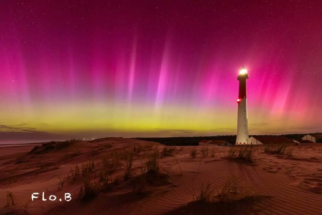 🩷 Incroyable image d'une aurore boréale depuis le Phare de la Coubre la nuit dernière par Flo.B ! Bravo et merci l'ami ! #auroraborealis