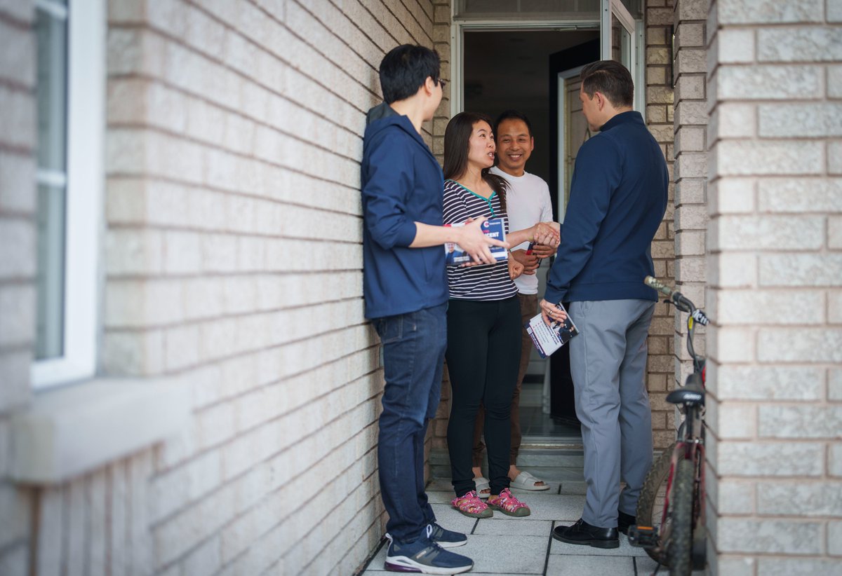 Knocking doors with common sense Conservative candidate @vincentneilho and his hard-working team of volunteers in Richmond Hill this morning. After 9 years of Trudeau, people here say they're ready to: 🪓 Axe the Tax. 🏠 Build the Homes. 💵 Fix the Budget. 🚔 Stop the Crime.…