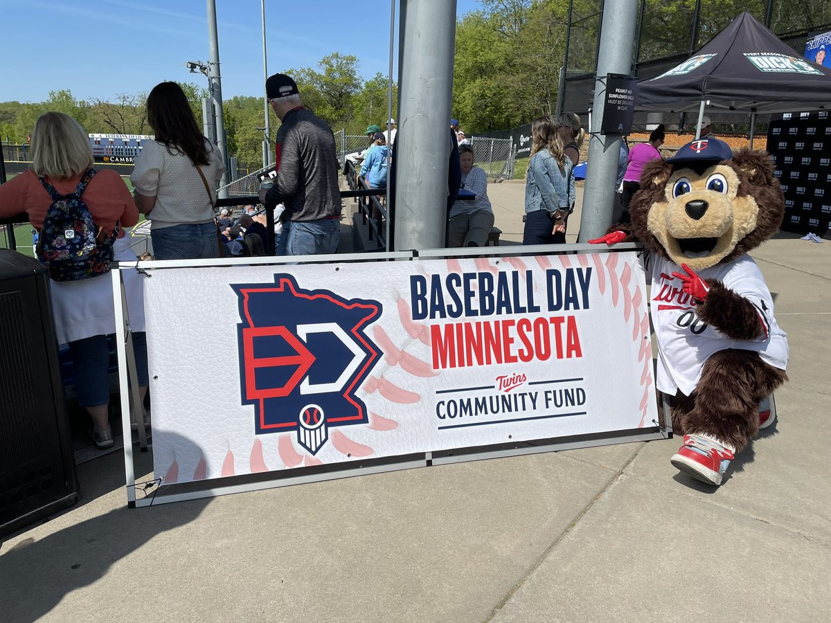 Hanging out today with @TwinsCommunity and @PrepBaseballMN , enjoying some baseball games during Baseball Day Minnesota! #baseballdayminnesota