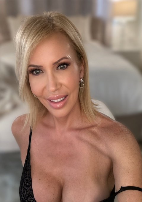 It&rsquo;s Sexy Saturday, so I want to hear from you in my DMs: https://t.co/8Ng4kPg3MJ  XOXO 💋  #SaturdayMood<a href="/tag/saturdayvibes"class="tags"><span>#saturdayvibes</span></a><a href="/tag/weekendfun"class="tags"><span>#weekendfun</span></a><a href="/tag/saturdaymood"class="tags"><span>#saturdaymood</span></a><a href="/tag/onlyfans"class="tags"><span>#onlyfans</span></a>
