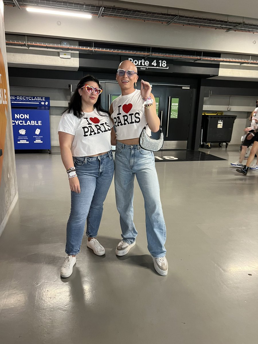 danisnowden's tweet photo. Lights, camera, bitch SMILE cause we’re at PARIS N3!!! 🇫🇷✨🩷

#ParisTSTheErasTour 
@taylornation13 @taylorswift13 https://t.co/s6YedKf92C