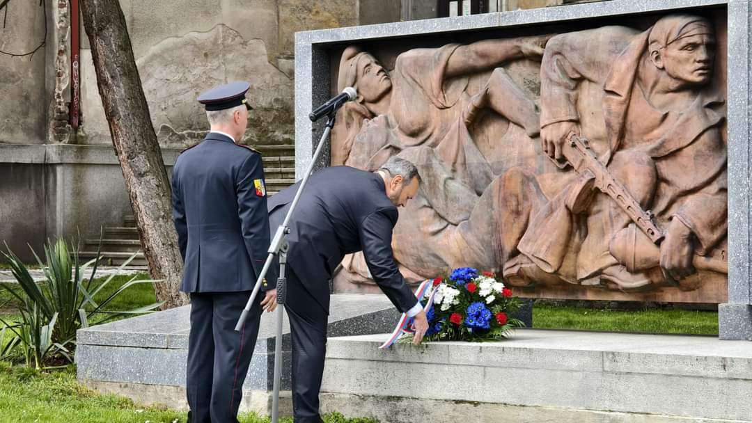 KarnikPavel's tweet photo. Ve středu 8.5. se v Kolíně uskutečnil 26. ročník Dne záchranářů. K vidění bylo to nejlepší z IZS. Za účasti řady hostů bylo předáno mnoho ocenění. Díky Vám všem, co nasazujete vlastní životy!
Součastí byl opět i pietní akt k připomínce 79. výročí vítězství nad nacistickým režimem https://t.co/4jKiAILgJh