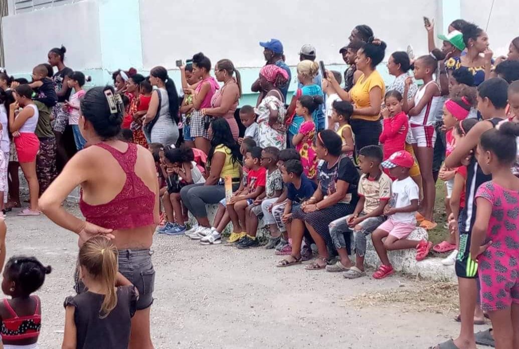 iAlegría sabatina! Se presenta La Colmenita de la PNR en la Zona 112 de los #CDRCuba en el Diezmero, San Miguel del Padrón. #Cuba #SomosDelBarrio #GenteQueSuma