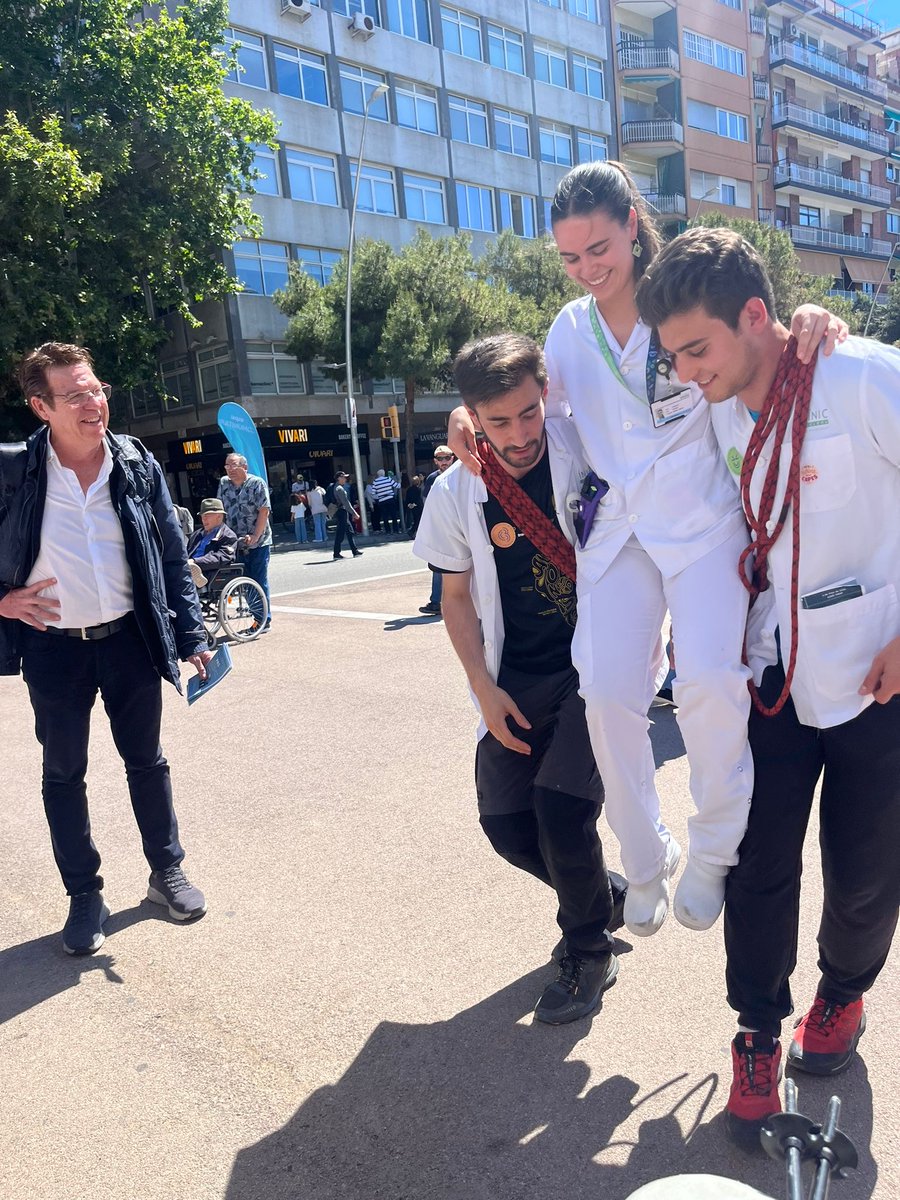 It's been very exciting to participate as a coordinator of a stand of #MountainRescueTechniques in the first edition of the #ClinicObert of the @hospitalclinic!
An activity led by #HealthCareWorkers to connect with our citizens! Read more here: 😊💪👏👌linkedin.com/feed/update/ur…