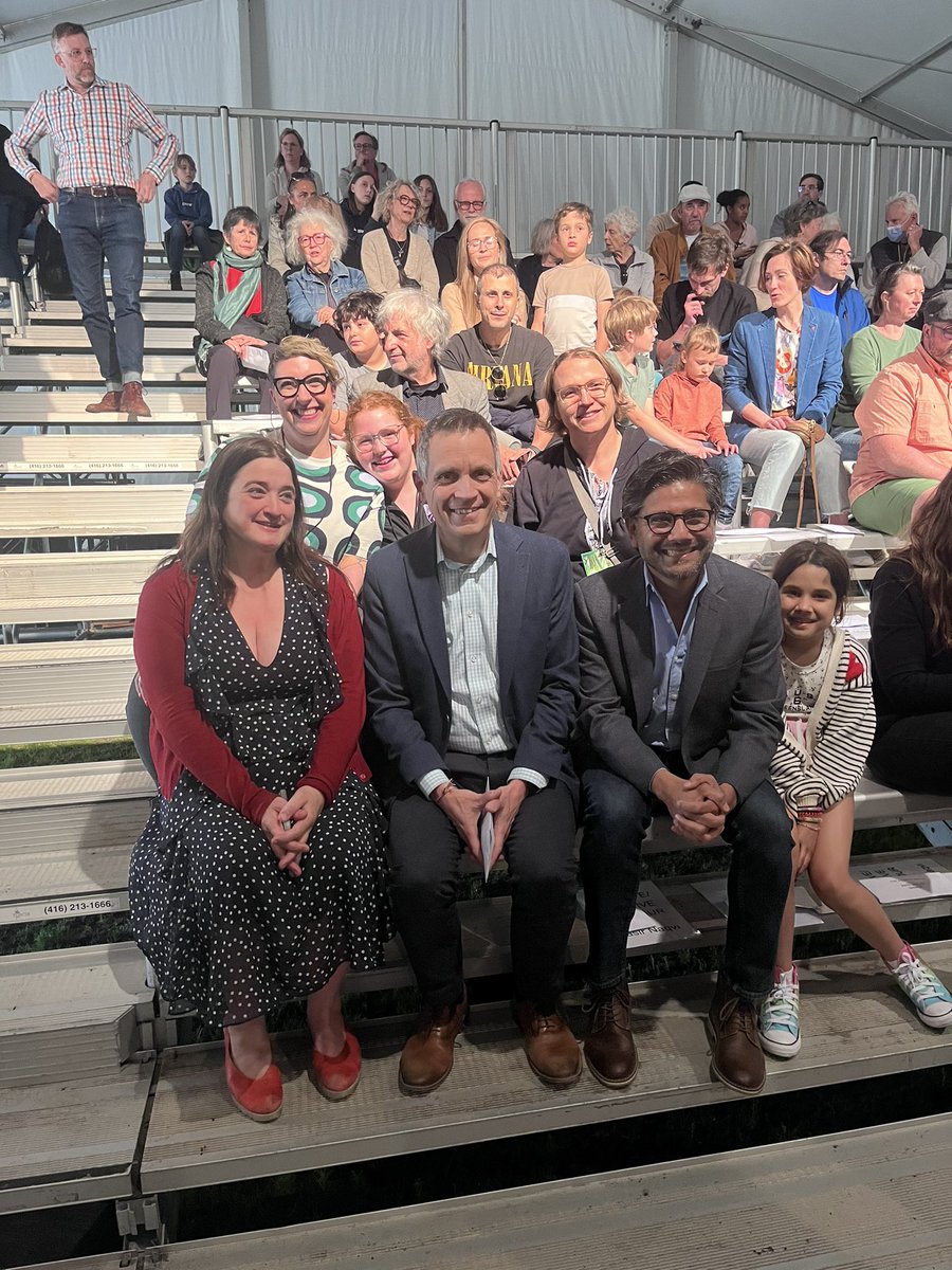 I officially opened the <a href="/OTTChildFest/">Ottawa Children's Festival de la jeunesse</a> last night, along with @Yasir_Naqvi, Councillors Carr and Troster <a href="/somerset_ward/">Somerset Ward</a>, with a proclamation to Nick Masciantonio who has been a volunteer with the Festival for 20 years, helping to bring performers from around the globe to entertain