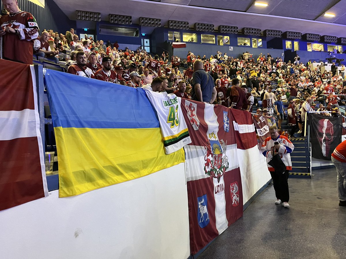Pokud se někdo ptal, zda chodí Poláci na hokej, tady je odpověď. Bíločervených je tu o špetku víc než Lotyšů. A jejich družina jim dělá radost. Před MS jsem tipoval, že tohle bude fanouškovsky jedno z nej střetnutí.🇵🇱🇱🇻 I přes zákaz vyvěsili Lotyši v kotli ukrajinskou vlajku!👍