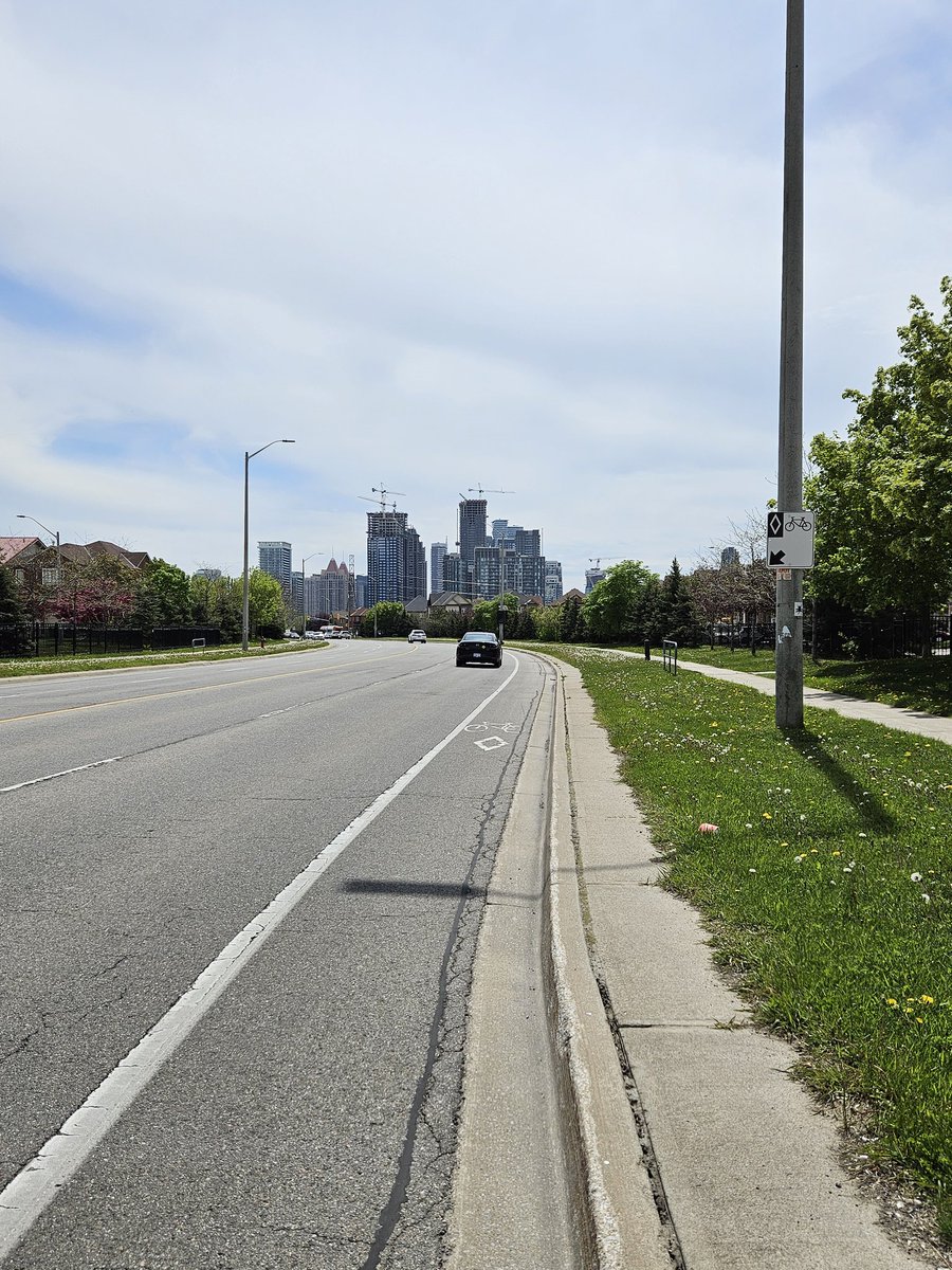 My least fave part of this ride - unprotected bike lanes on Confederation next to speeding drivers. Is this the best Mississauga can do? Fortunately not as busy today.