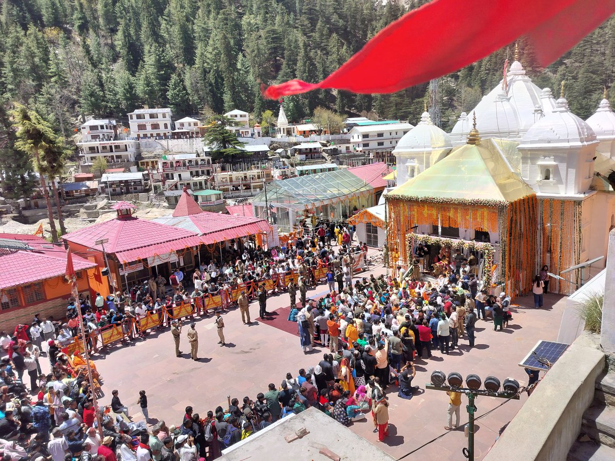 #Uttarakhand: Portals of the famous #Badrinath shrine located in Chamoli district will open tomorrow morning for devotees.

Meanwhile, more than 43,000 devotees visited Kedarnath, Gangotri, and Yamunotri Dham on the first day of the #CharDhamYatra.

On the other hand, the number