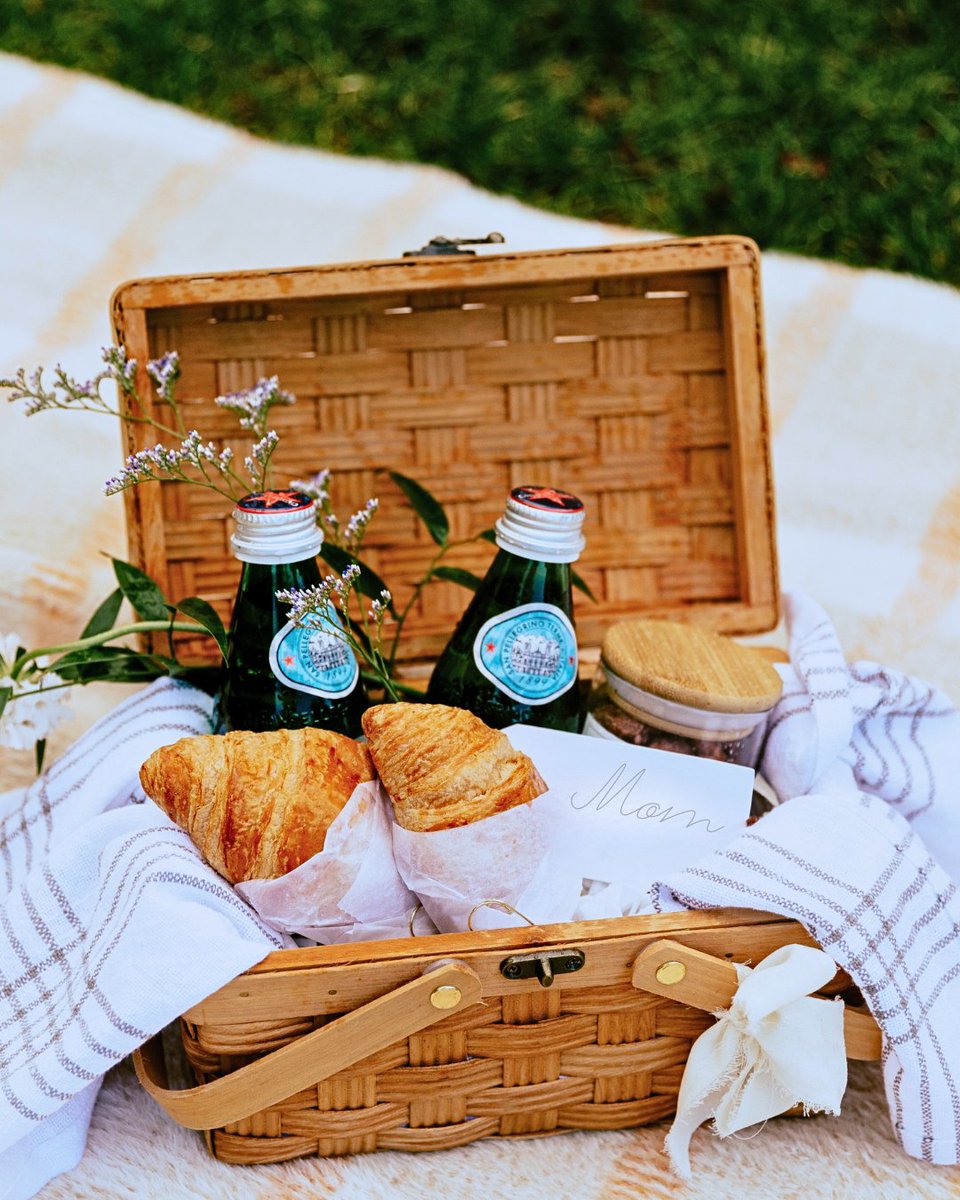 This Sunday, put the perfect finishing touch on your Mother’s Day basket with the gentle bubbles of S.Pellegrino. Cheers to you, mom!
 
📸: IG@ lavenderandpinegifting