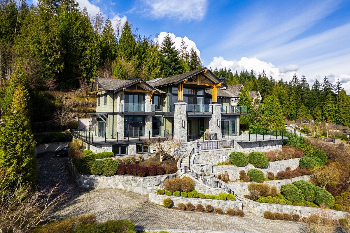 This trophy residence is rare with unrivaled views and nearly half an acre of land. This is West Vancouver at its finest. Extraordinary property of the day represented by Tanis Fritz of Sotheby's International Realty Canada. s.sir.com/4b9T4Zr