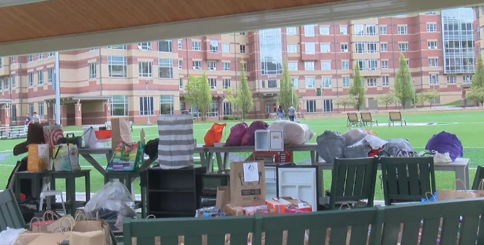 Did someone say spring cleaning?🛋️ @binghamtonu students are using their move out days to participate in the 'Move Out Project'🙌🏼 Donating furniture, microwaves, mini-fridges, clothes, and food, the items will be given to 45 local non-profits. 🔗wbng.com/2024/05/09/mov…