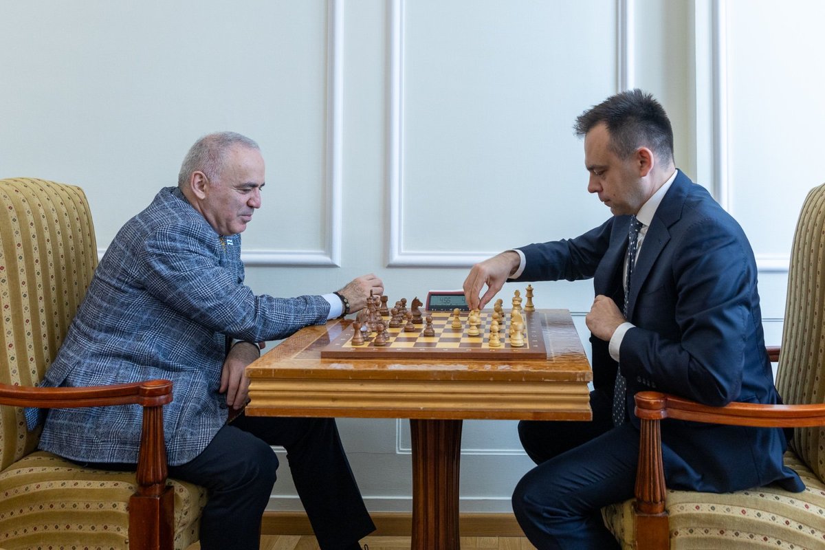 Spotkanie z szachowym arcymistrzem Garrim Kasparowem - obrońcą wartości demokratycznych i opozycjonistą walczącym z reżimem w Moskwie. Rozmawialiśmy o bezpieczeństwie w Europie, czyli wsparciu Ukrainy w obliczu wojny. Po spotkaniu szybka partia szachów. Kasparow wygrał.