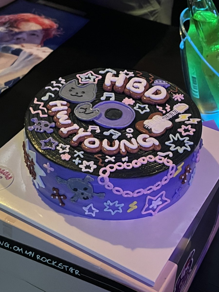 chabbiya's tweet photo. 📍달빛소리 

영규니의 생일을 축하하며..🤘🏻
계단부터 내부 곳곳에 사랑과 정성이 가득햇고 
비 오는 날 LP바 분위기란.. 너무 좋앗다 .. ⭑

#HWIYOUNG_Oh_My_Rockstar
#휘영_나의_위대한_락스타 https://t.co/m6F9DiIQIX