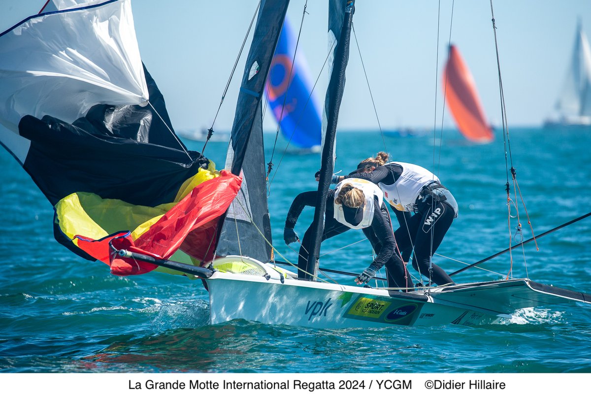 Het 49erfx team Maenhaut/Geurts neemt terug de leiding en gaan zo met 15! pt. voor op de 2e de medalrace van morgen in!!💪 

#sportvlaanderen #icoats #magicmarine #zeilen #sailtoparis #EK #49erfx 
📷YCGM / Didier Hillaire