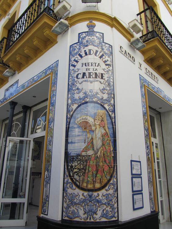 Séville est une ville de tradition. De nombreuses coutumes ont été maintenues au fil des siècles pour donner à la ville sa particularité. C’est le cas avec les azulejos 🔶🔷 Une ville où la céramique a été très présente tout au long de son histoire, un artisanat qui fait partie