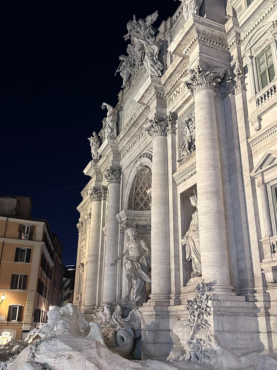Many of my favorite photos 🧵 🪡 Trevi Fountain at night. 1/10