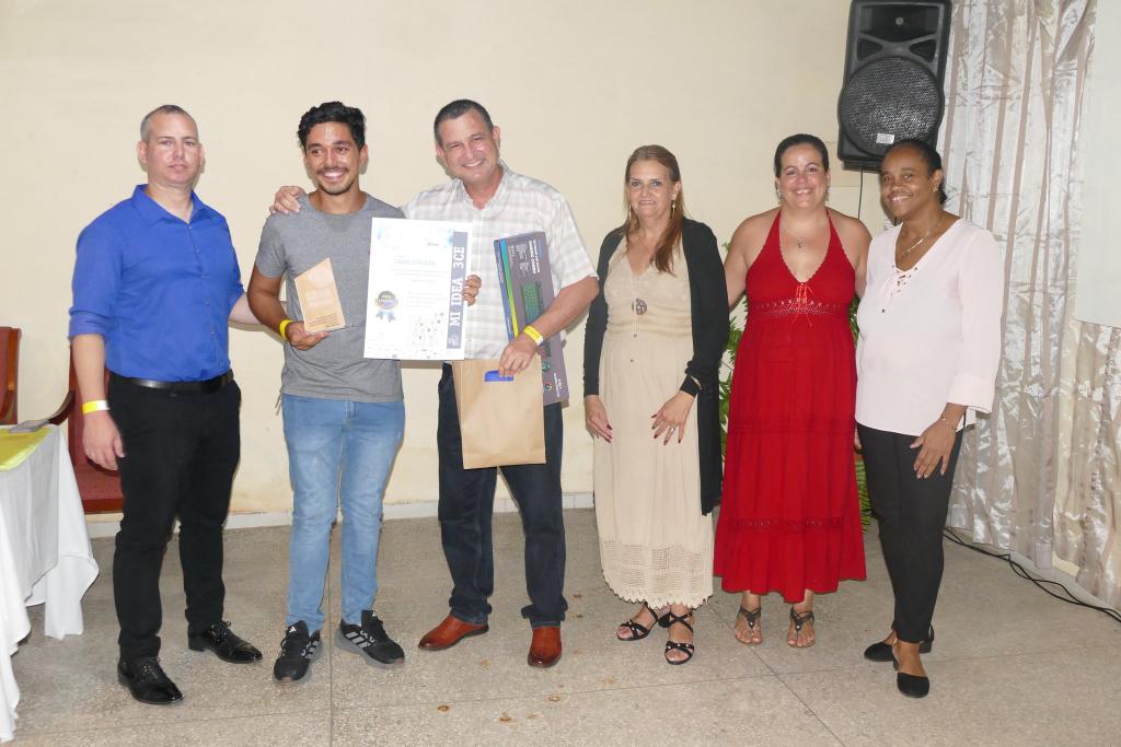 🏆Obtiene el estudiante Miguel Garcés de la @ElectricaUCLV de la #UCLVnuestra, el gran premio en el concurso de innovación #Miidea3CE, organizado por el Parque Científico Tecnológico de La Habana con la propuesta 'Centinela Acústico'. 
¡Muchas felicidades! 👏👏
