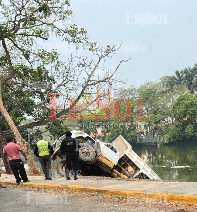 DiarioPresente's tweet photo. #Entérate🗣️ Un camión tipo #volteo que realizaba maniobras a orilla del vaso regulador de la #laguna Las Ilusiones, accidentalmente cayó dentro de ella; el chofer a como pudo salió ileso, la unidad aun continúa dentro del agua. (Más información en el impreso).
Vía: Manuel Asc. https://t.co/YQtkcpnTIP