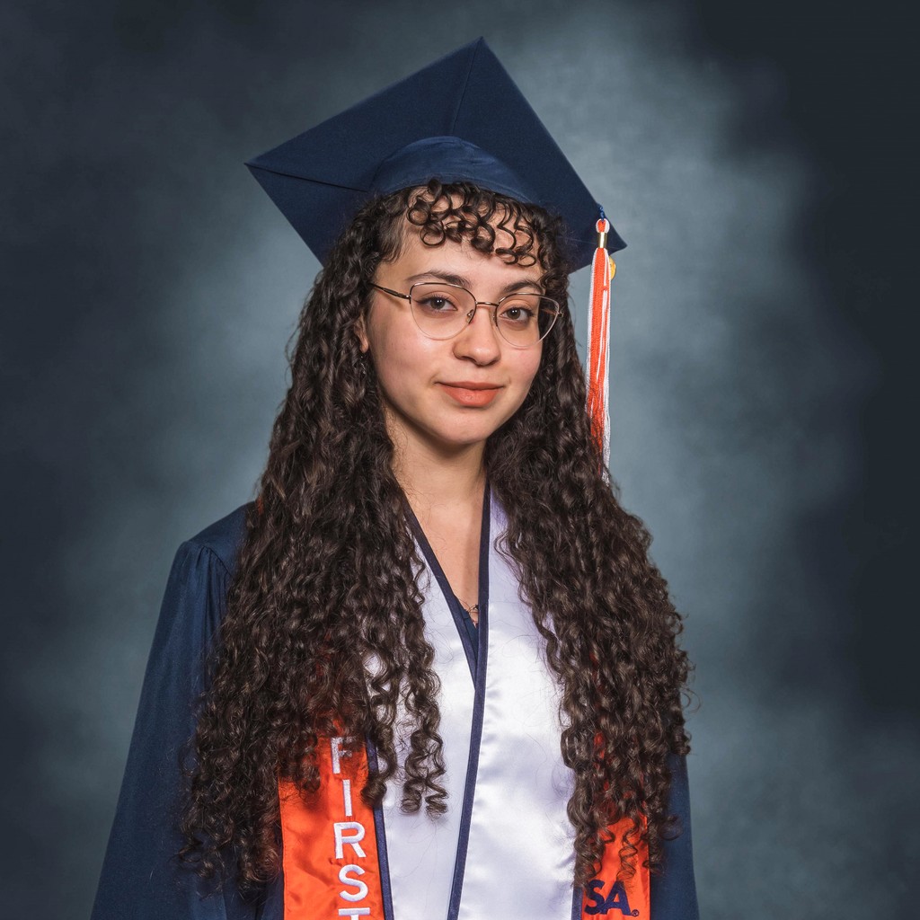 UTSARec's tweet image. Congrats to Stephanie, part of the Marketing team, who is graduating with a degree in Modern Language Studies, with minors in Film Studies and East Asian Studies! 🎉 ⁠
She enjoyed "collaborating with so many people with a variety of talents and aspirations."⁠ 🎨 #UTSAGrad24