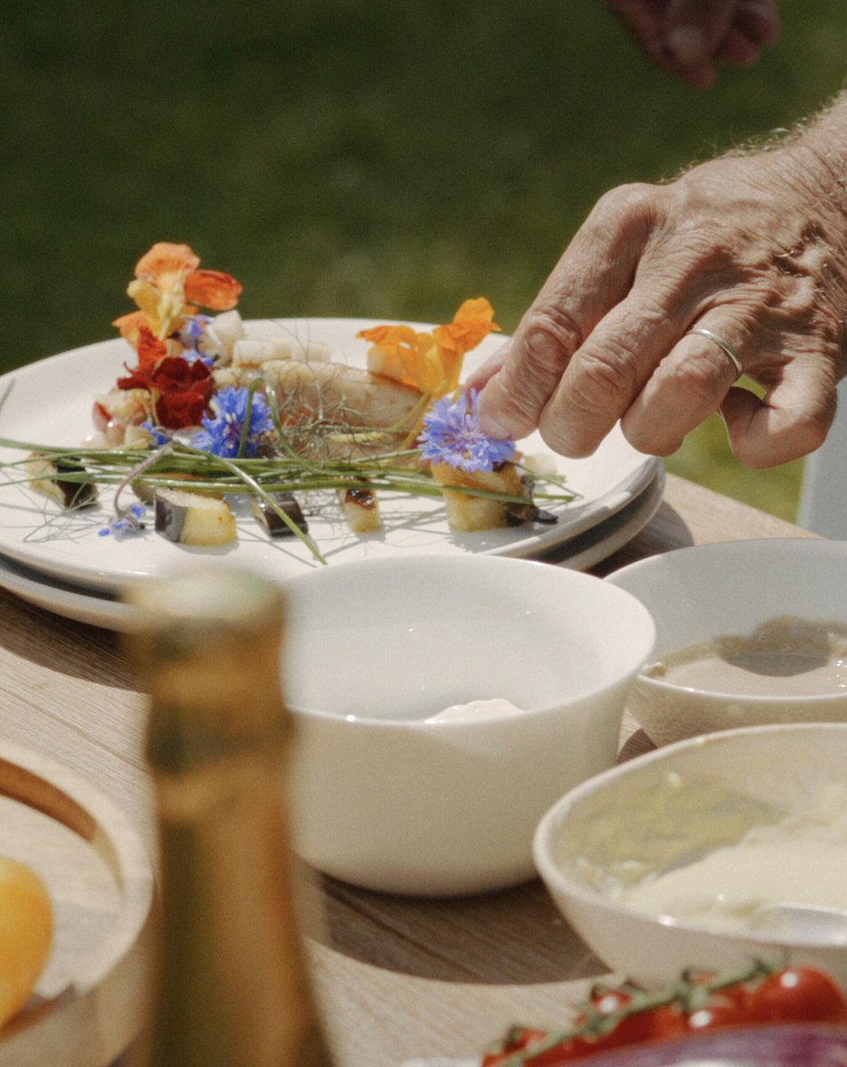 Every gesture counts, making each dish unique. A parallel to the meticulous care of our winemakers in the vineyards, who strive to give the best of themselves to obtain the best of our champagnes.

#MaisonPerrierJouët #PierreGagnaire #SavoirFaire #ChampagneLovers #Gastronomy…