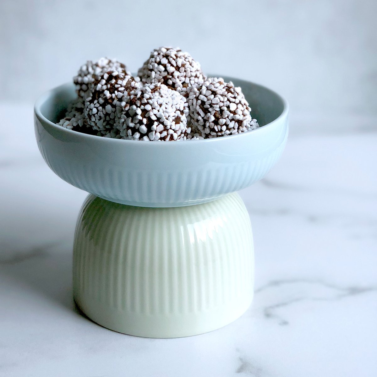 Glad Chokladbollens Dag! 🎊🇸🇪 Chokladbollar are Swedish no-bake chocolate balls that are simply scrumptious and a snap to make. A long-time favourite in Sweden, chokladbollar are celebrated every year on 11 May with their very own holiday.

🍫 Recipe: recipes.fikabrodbox.com/chokladbollar-…