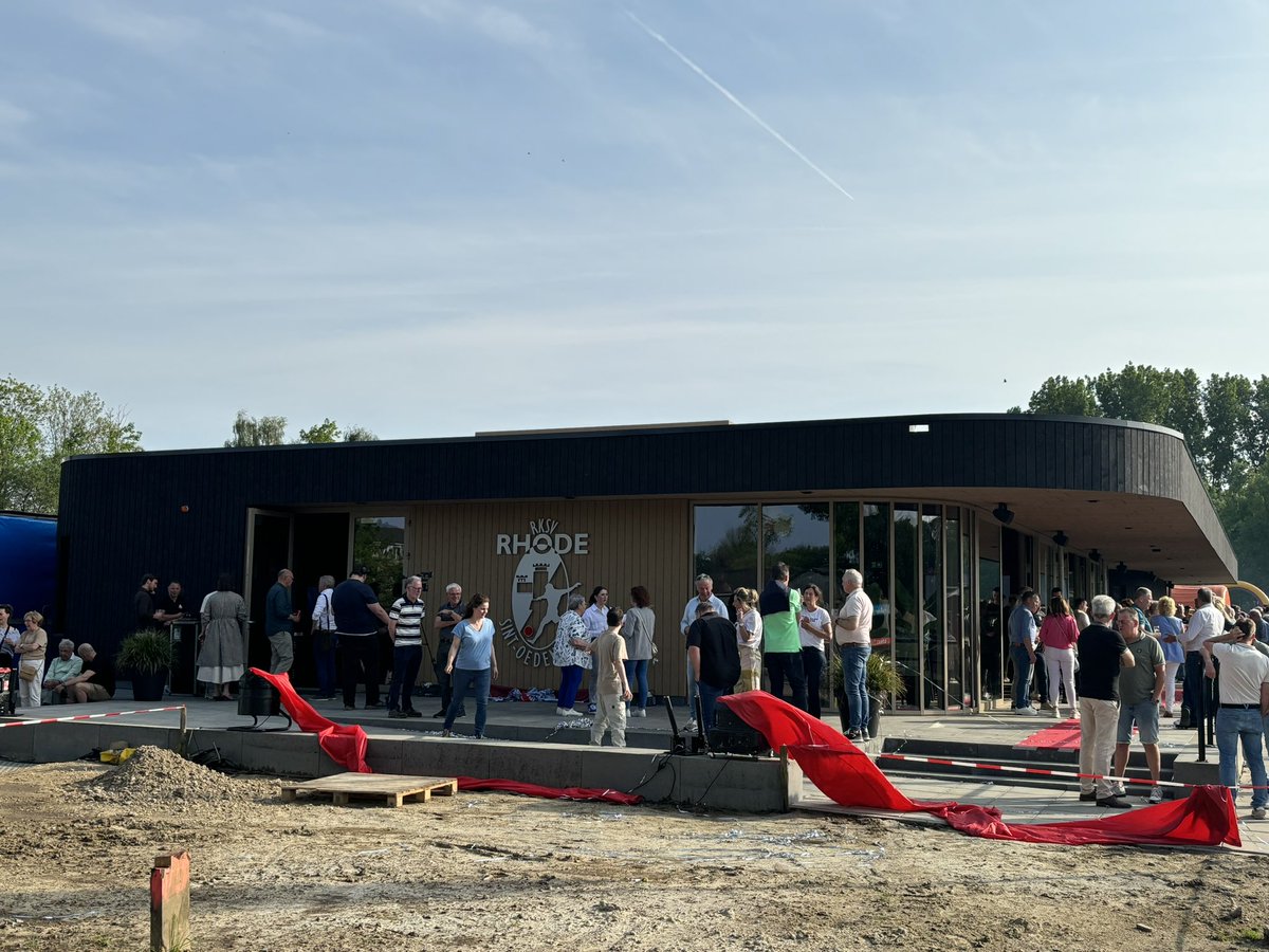 Opening van de nieuwe kantine van @rksv_rhode in Sint-Oedenrode. Als waterschap mede aanstichter geweest van deze nieuwbouw, ivm de ruimtevraag van een klimaatrobuust beekdal van de Dommel. Complimenten voor een prachtig onderkomen voor deze mooie club!