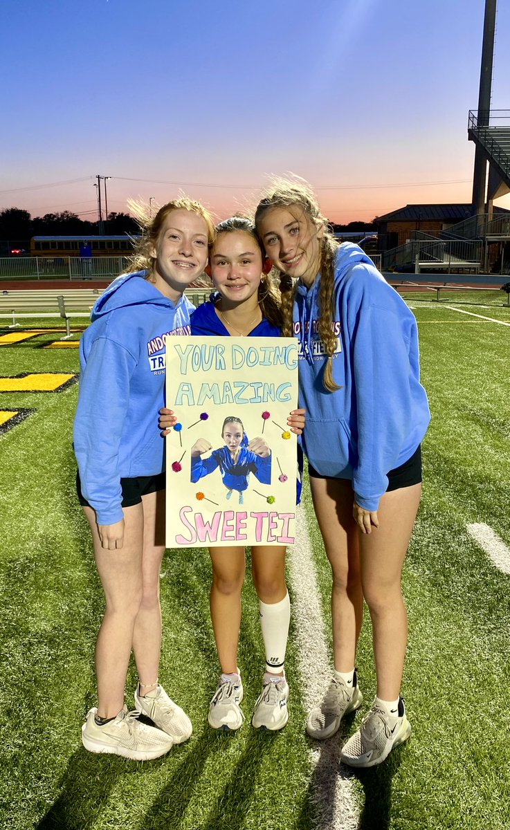TheOutsideFam's tweet photo. Signs, signs, everywhere signs. 🎤

#andovertrackandfield #allin https://t.co/ogWxowNn3I