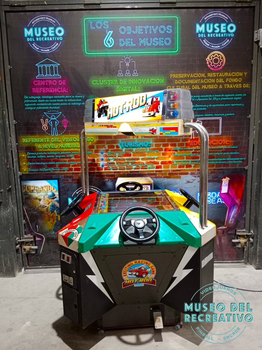 Así queda la #HotRod de #Sega de 1988 después de pasar por el taller de #restauración en el @MuseoRecreativo . Un #arcade en formato #cabinet espectacular con un sistema muy especial... (Dentro hilo 🧵👇)