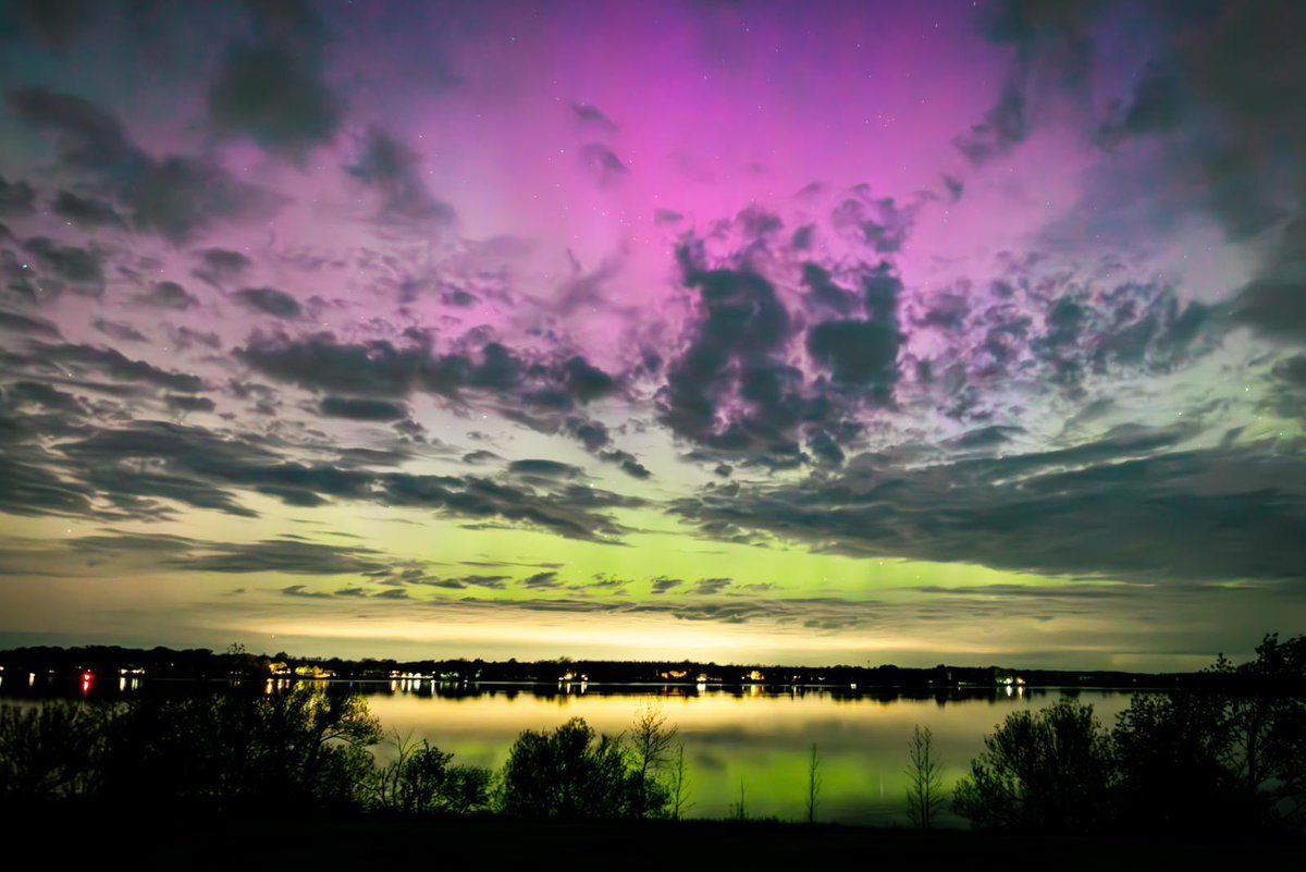 Mahender__MSR's tweet image. Under the dance of the Northern Lights, I found my soul illuminated with wonder. 🌌 #AuroraMagic #NightSkies