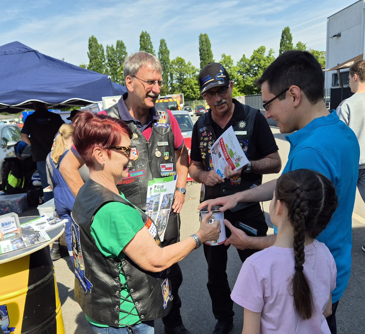 Anlässlich der heutigen Präsentation vor dem Hit Markt unseres diesjährigen Spendenzieles zugunsten der Jugendfeuerwehr liess sich auch der Bürgermeister von Sankt Augustin Dr. Leittersdorf um eine Spende nicht lange bitten.