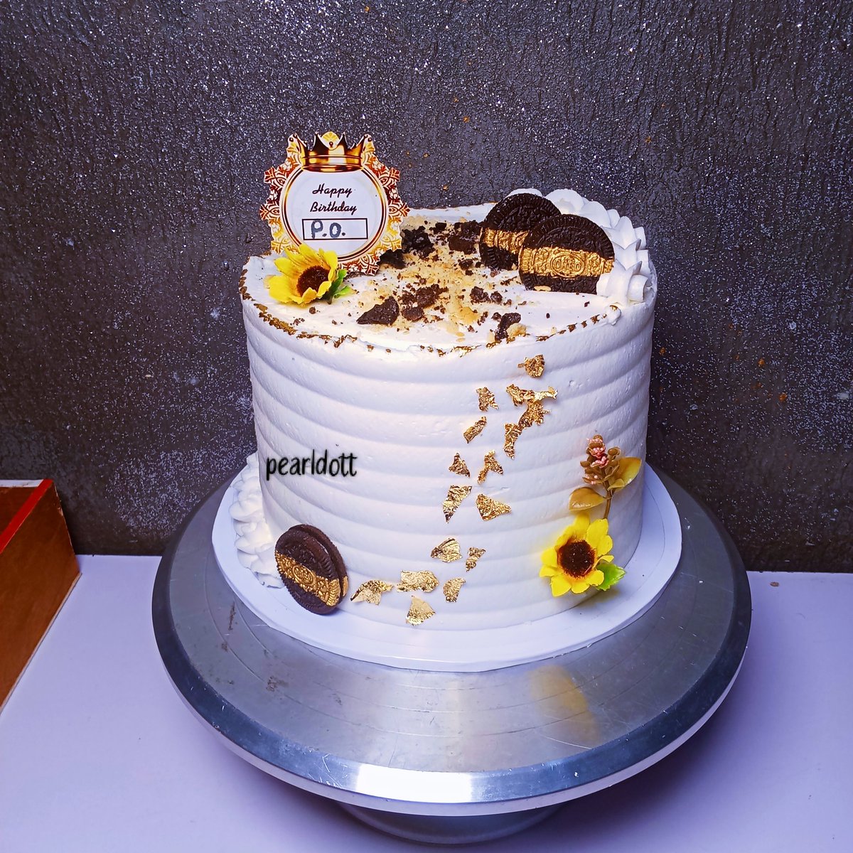 We sent this as a Suprise to a lovely lady....

Paired with a sumptuous food tray..

Want something like this.
Click the link in my bio.
✍️Cakediva.

#pearldott #suprisesinasaba #foodtrayinasaba #smallchopsinasaba #asababaker #cakesinasaba #foodtrays #eventplanning #eventdecor