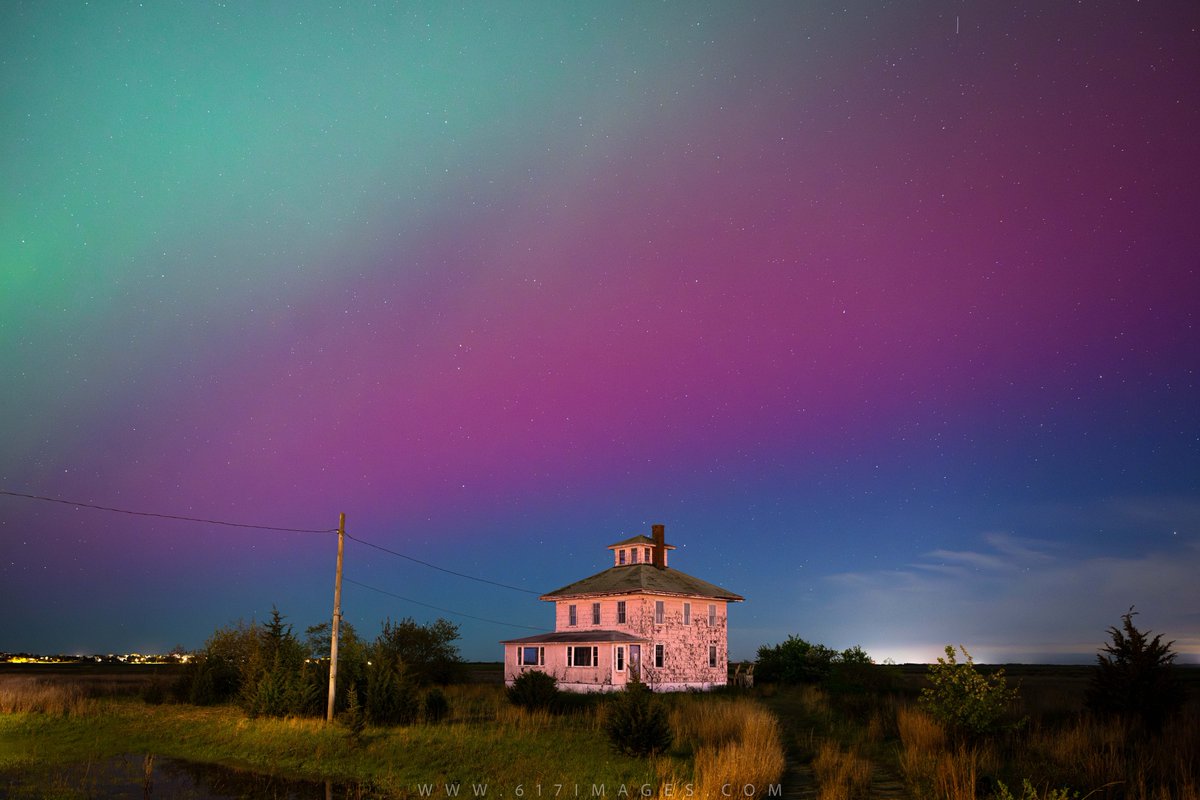 The Northern Lights put on an amazing show across the world last night. This was my 2nd time seeing them but this display was definitely the best! This image was made at the famous Pink House in Newbury, Ma on the way to Plum Island. #NorthernLights #Auroraborealis #aurora