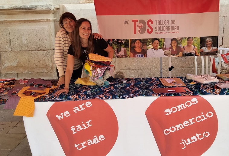 fundaciontds's tweet photo. HACEMOS PIÑA!. Por el Día del #ComercioJusto compartiremos música, baile, cooperación y el abanico de consumo y activismo que generan las entidades de transformación social. #YoSumo🗓️ 11 de mayo de 17 a 21h📍 Plaza Congreso Eucarístico https://t.co/gy7WlLKpQx #DiadelComercioJusto https://t.co/vxmNLRdPG6