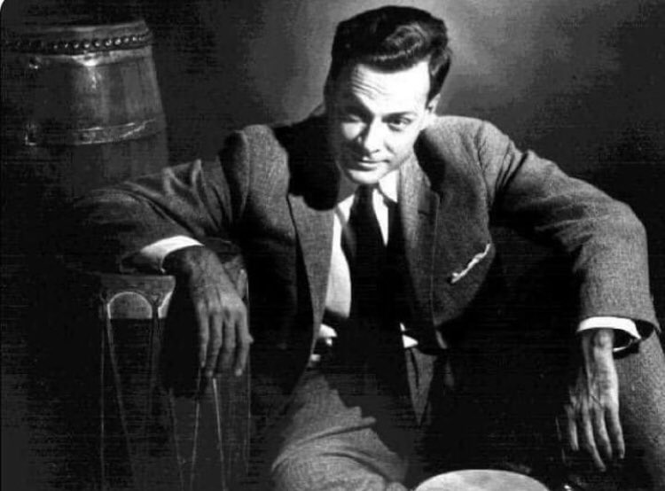 kapital137's tweet photo. Un día como hoy de hace 106 años nacía la leyenda de la Física y la genialidad, Richard RockStar Feynman. https://t.co/lSO0nSnU1t