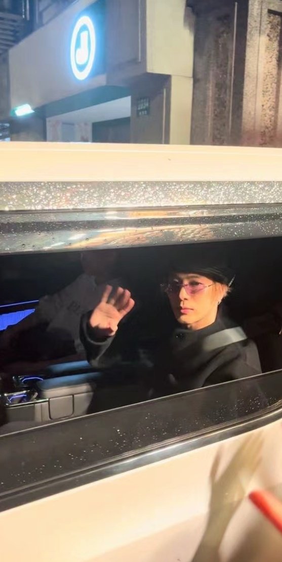 94puppyx7's tweet photo. Jackson then appear and give icecream to every fans in there....sweet boy!!!!!❤️😍🫶🏻🥹
@JacksonWang852
#jacksonwang #잭슨 #王嘉尔 #teamwang #magicman #magnu https://t.co/1iNpEgj6lS