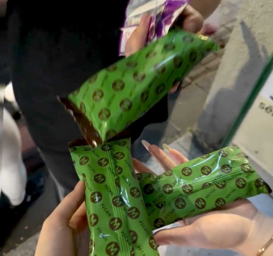 94puppyx7's tweet photo. Jackson then appear and give icecream to every fans in there....sweet boy!!!!!❤️😍🫶🏻🥹
@JacksonWang852
#jacksonwang #잭슨 #王嘉尔 #teamwang #magicman #magnu https://t.co/1iNpEgj6lS