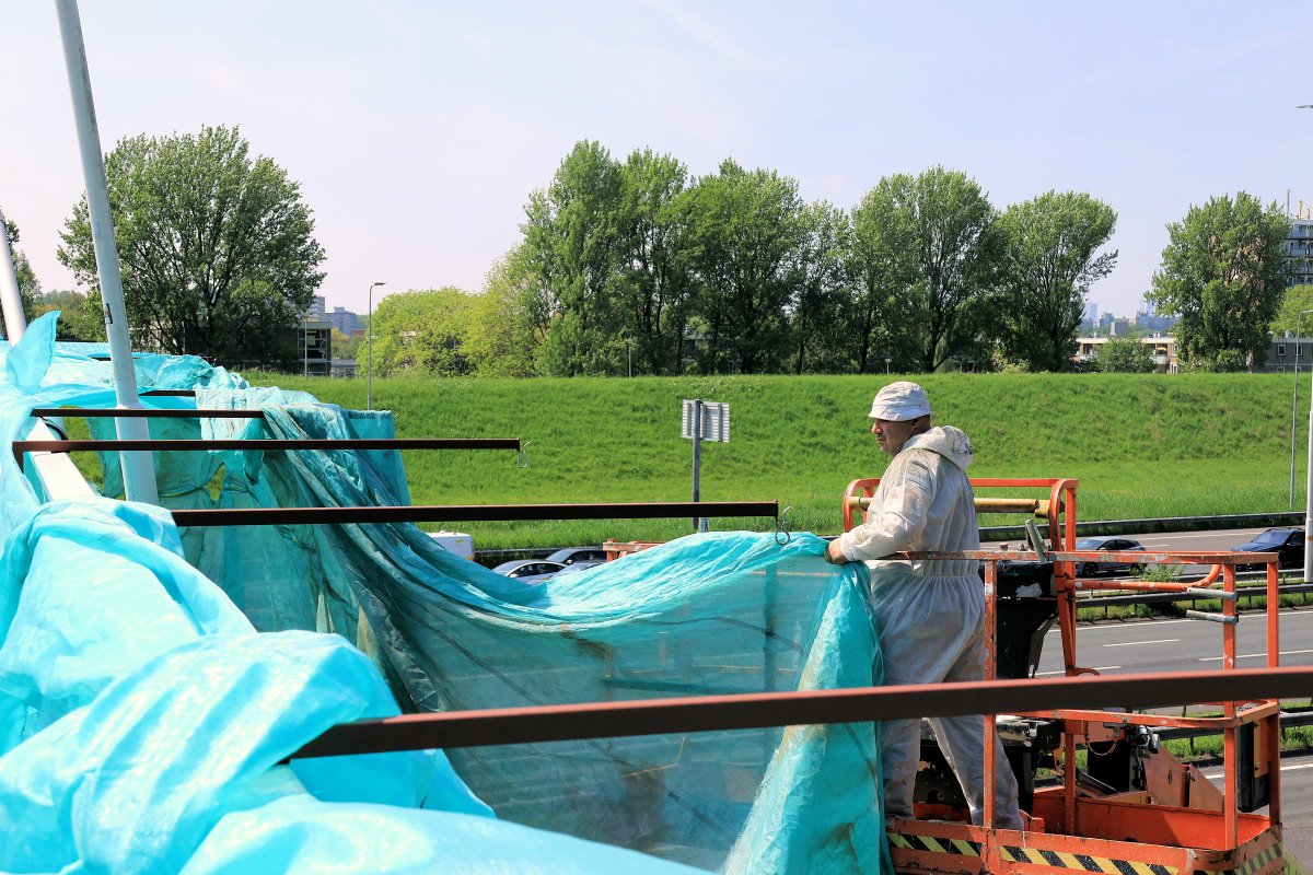 Beverwaard_Nu's tweet photo. Temperatuur loopt al aardig op boven het wegdek van de A16! Petje af voor deze bikkels, 13 mei moet de klus klaar zijn. Bedrijf West bv is de Cornelis van Beverenbrug aan het conserveren. Het Kleine Zwaantje op Zuid-Oost https://t.co/wKTjo7bP6Z