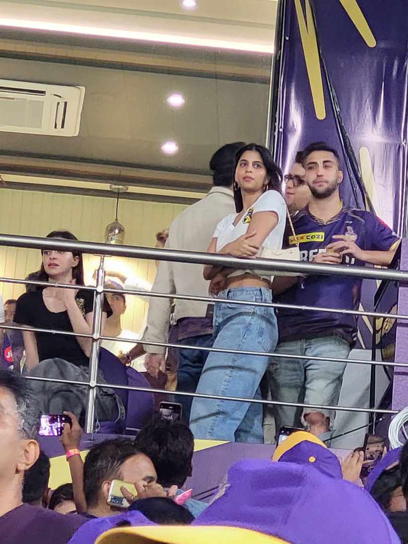 Suhana Khan, Abram & Ananya Pandey cheering for KKR 💜

#KKRvMI